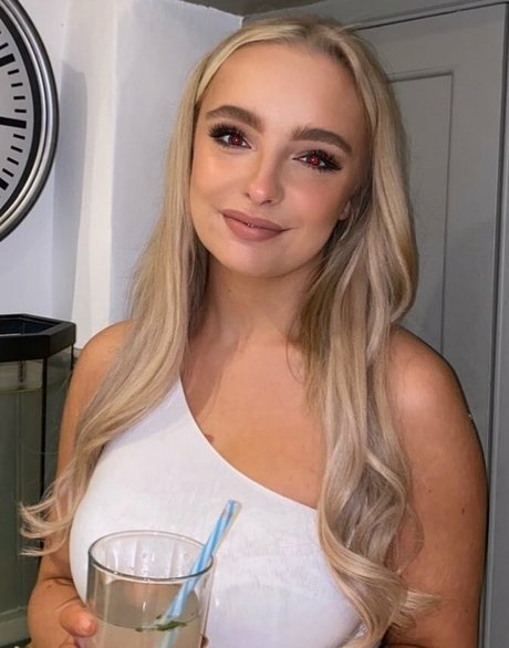 Emily Hewertson エロティックなモデル 画像