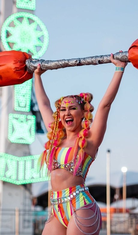 曲線美のランジェリーオンリーファンズ セクシー裸 ギャラリー