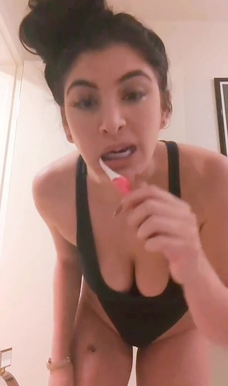 Ariana Basseri ヌードモデル 写真