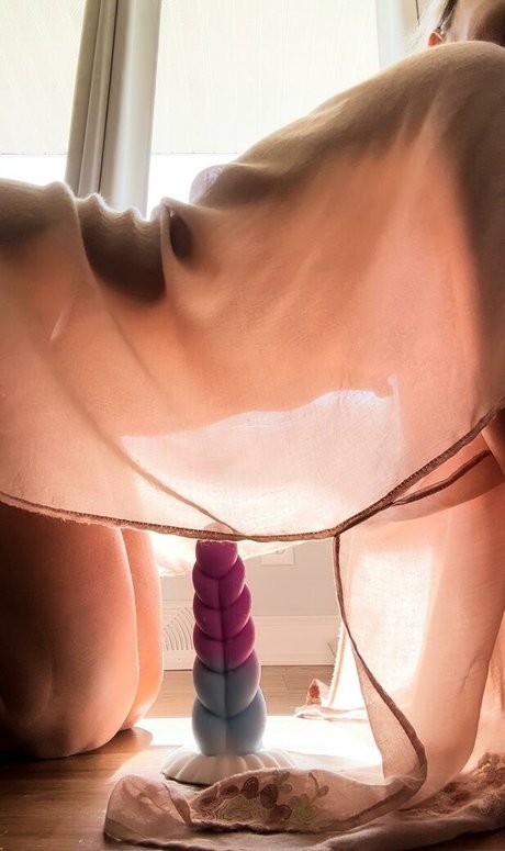 ぽっちゃりブルネットオンリーファンズ セクシーヌード 写真