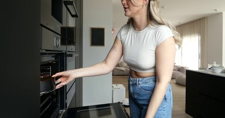 ぽっちゃりブロンドのオンリーファンズ 美しいポルノ 写真