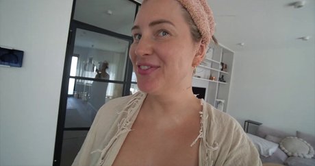 ティックトックスター オンリーファンズ トップ 画像