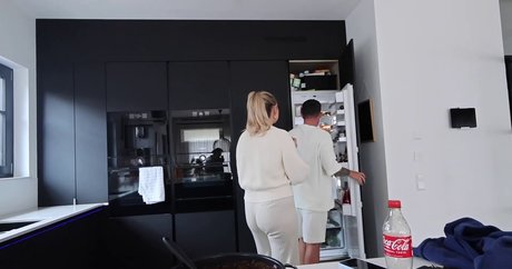 ブルネットの熟女オンリーファンズ ホット ギャラリー