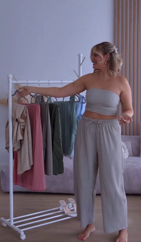 お尻を広げるオンリーファンズ えろた 画像