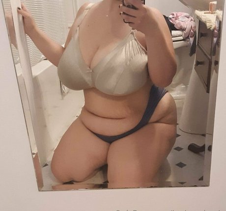 オイルを塗った巨乳オンリーファンズ ヌード 写真