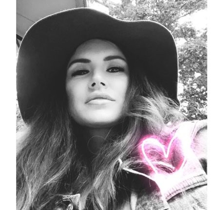 曲線美の女の子オンリーファンズ 無料ヌード ギャラリー