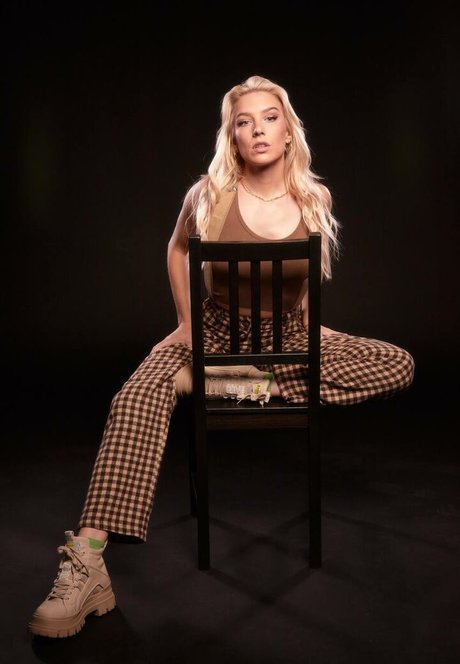 Courtney Miller ホットスター ギャラリー