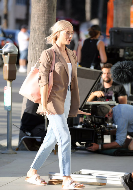 尖ったおっぱいオンリーファンズ ポルノ 画像