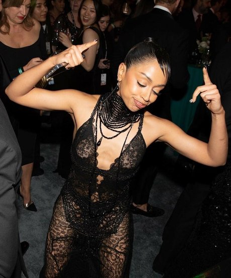 Liza Koshy 限定モデル 写真