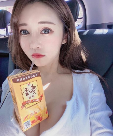 金髪の筋肉オンリーファンズ 無料 画像