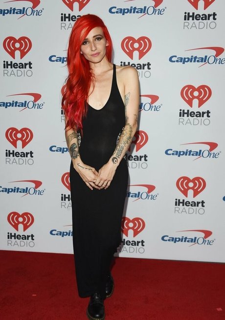 尖ったおっぱいオンリーファンズ アートヌード 画像