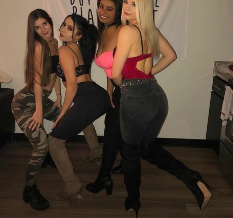 プッシー尻オンリーファンズ 裸 写真