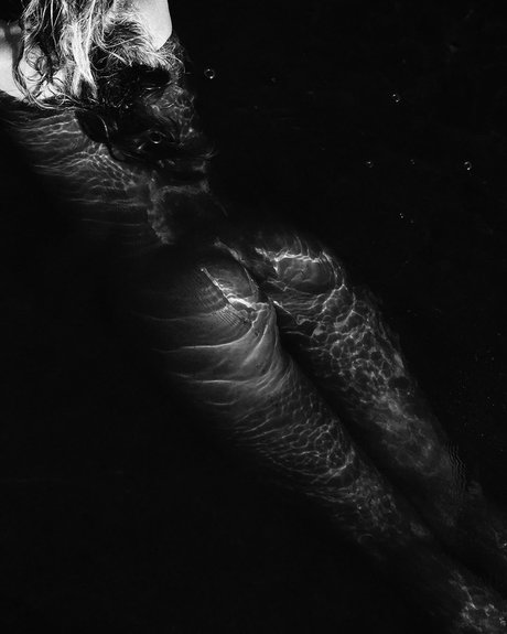 ランジェリーヌードオンリーファンズ エロチック 画像