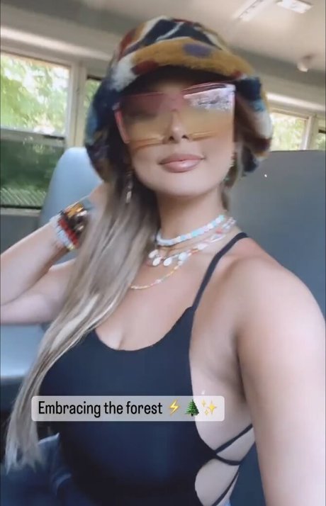 Cara Luby 裸のスター 画像