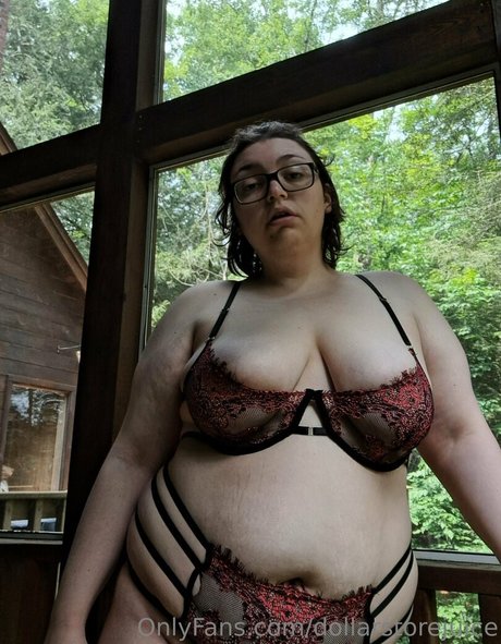 黒髪の熟女オンリーファンズ ホットセクシー 画像