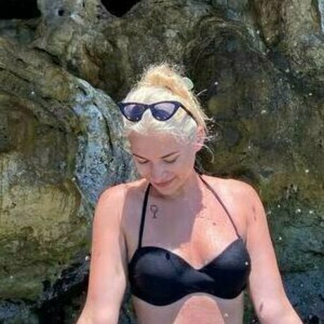 尖ったおっぱいオンリーファンズ ポルノ 画像