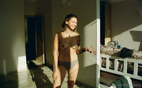 ラテン系ソロオンリーファンズ セクシー裸 画像