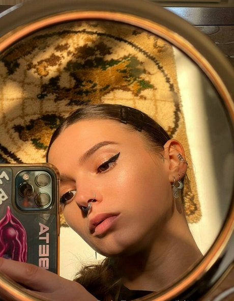 フェイシャルオンリーファンズ 美しい裸 画像