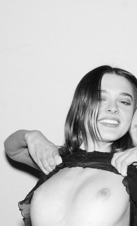 Charlotte Lawrence アート女優 ギャラリー