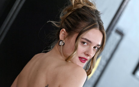 Charlotte Lawrence 裸のモデル 写真