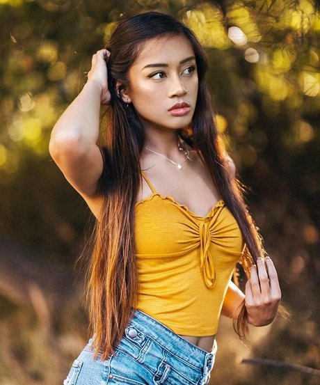 セクシーなブルネットのオンリーファンズ えろた 画像