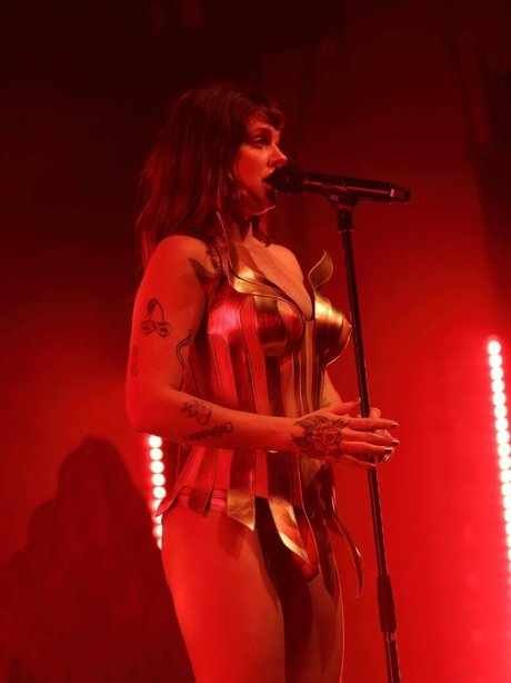 ティーンフィンガリングオンリーファンズ セックス ギャラリー