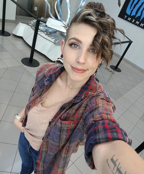 イギリスのおばあちゃんオンリーファンズ アートポルノ 写真