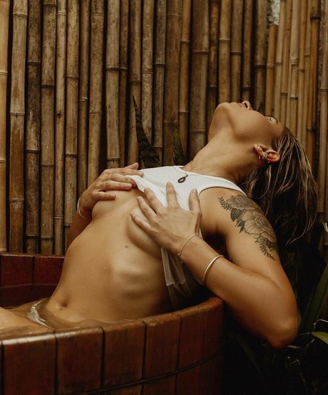 クソ野郎オンリーファンズ ホットヌード 写真