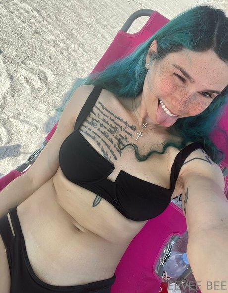 Eevee Bee 独占スター 写真