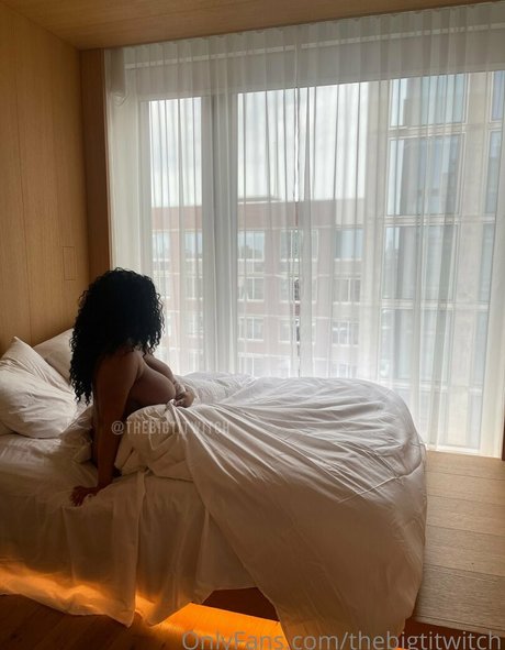 金髪オナニーオンリーファンズ 無料エロ 画像