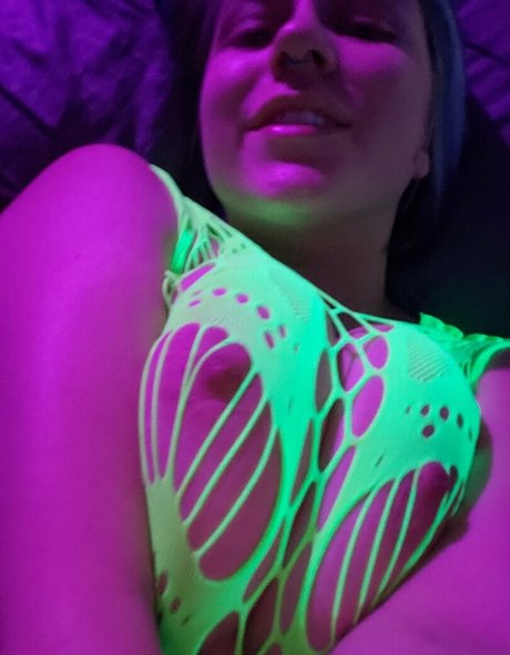 ぽっちゃりブロンドのオンリーファンズ エロチック 写真