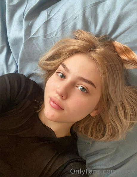 パンツを食い込ませるオンリーファンズ アートポルノ 画像