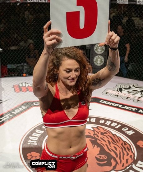 Nicki Bocker 裸モデル 画像