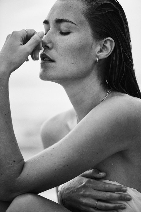 曲線美のランジェリーオンリーファンズ ホットセクシー 写真