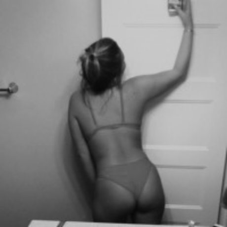 ストリップショー オンリーファンズ 美しい裸 写真