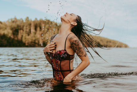 フィットネスガールズオンリーファンズ セクシーヌード 写真