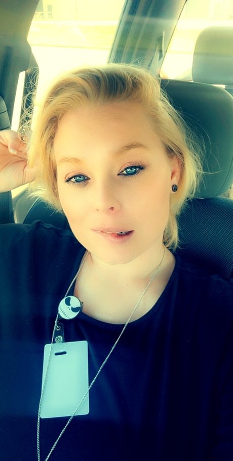 Nicole Megan セクシーモデル 写真