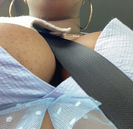 エモな痴女オンリーファンズ アートヌード 画像