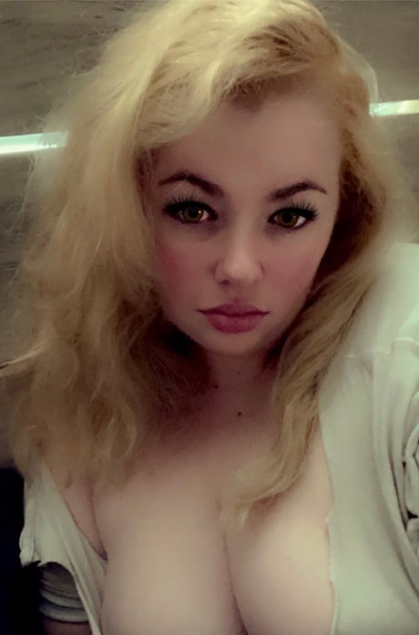 Nicole Tesla HDスター 写真