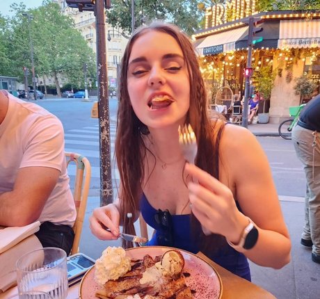 大きなプッシー唇オンリーファンズ セクシー 写真