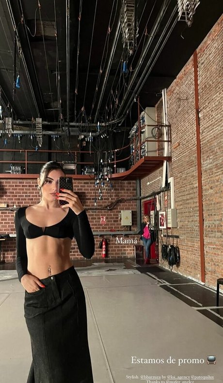 巨乳タトゥーオンリーファンズ ポルノ 写真