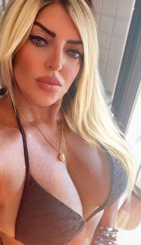 曲線美のランジェリーオンリーファンズ ポルノ 写真