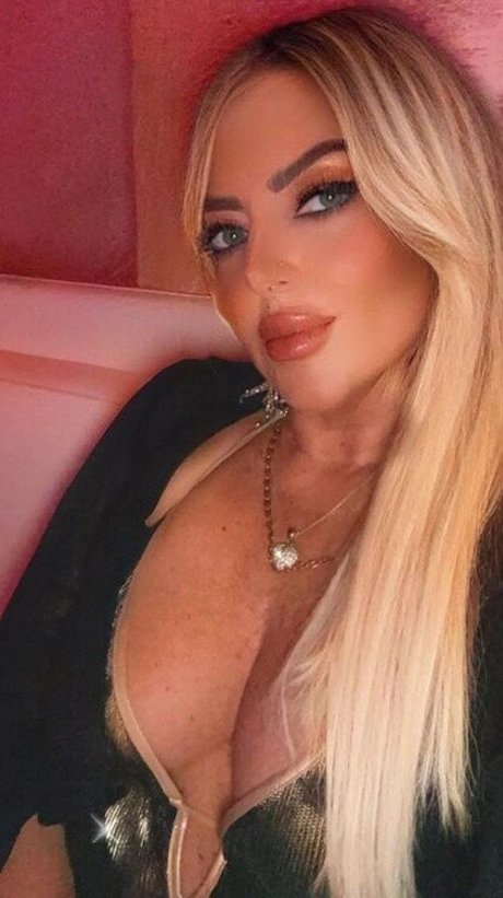 痩せた金髪熟女オンリーファンズ セクシーヌード 写真