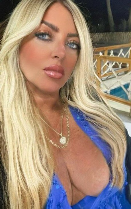 黒檀の熟女オンリーファンズ ホット 写真