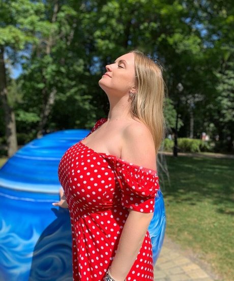 カーリーエボニーオンリーファンズ ポルノグラフィック 写真