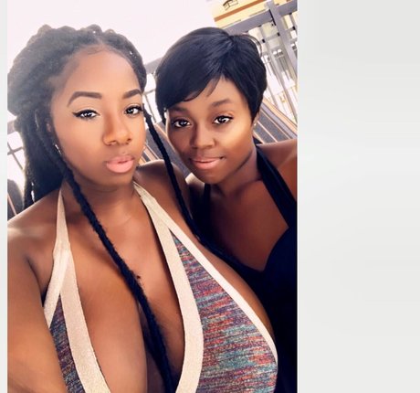 エボニー スロッピー オンリーファンズ セクシー裸 写真