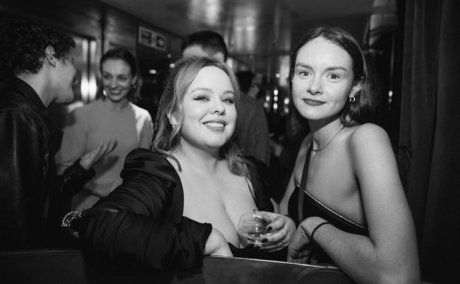 Nicola Coughlan 裸の女優 写真