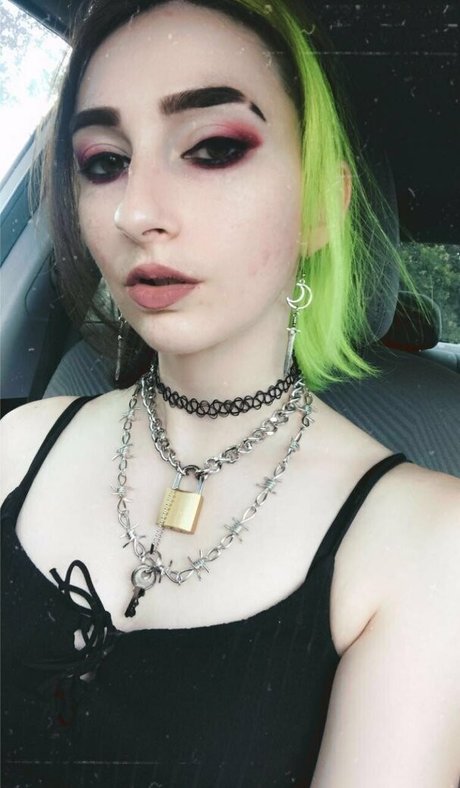 deviouslilwolf 裸のモデル 写真