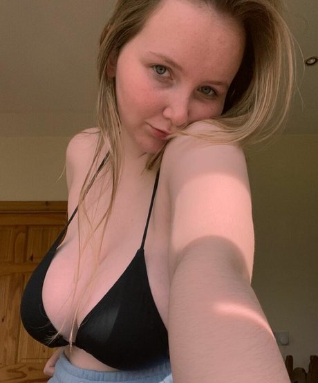 Katie O アートモデル 写真