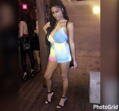 尖ったおっぱいオンリーファンズ セクシーヌード 写真